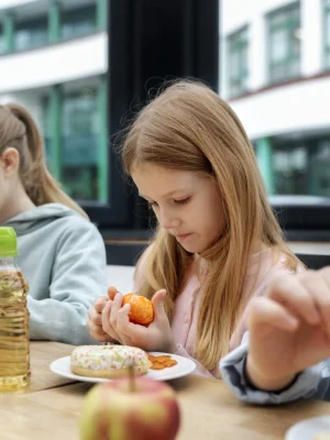 students-having-lunch-canteen (1)